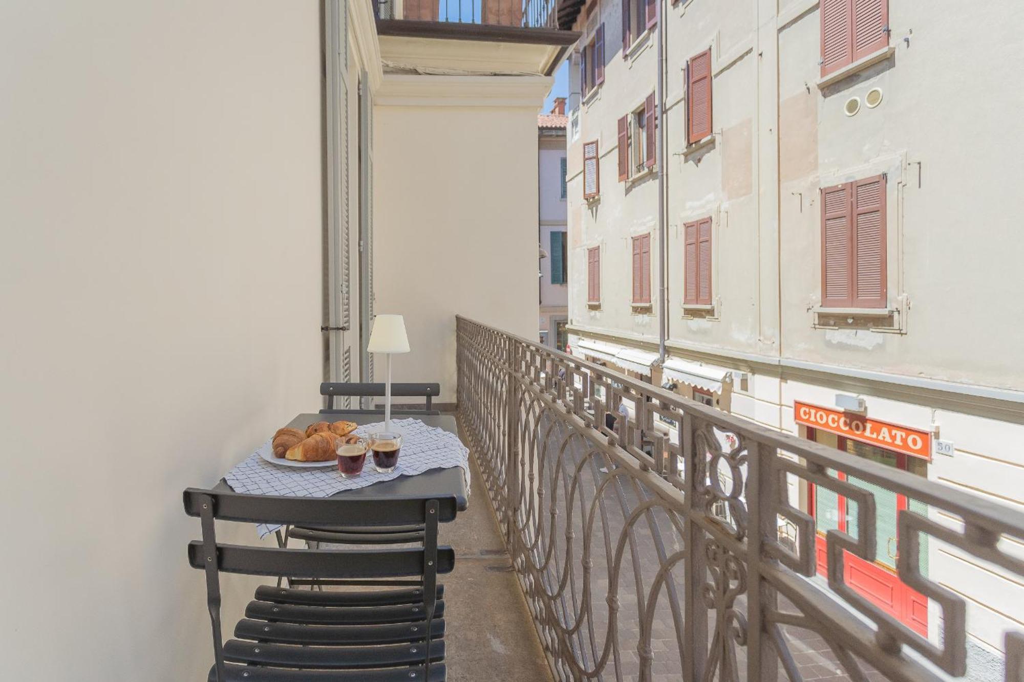 Independence Apartment With Balcony By Rent All Como Exterior foto