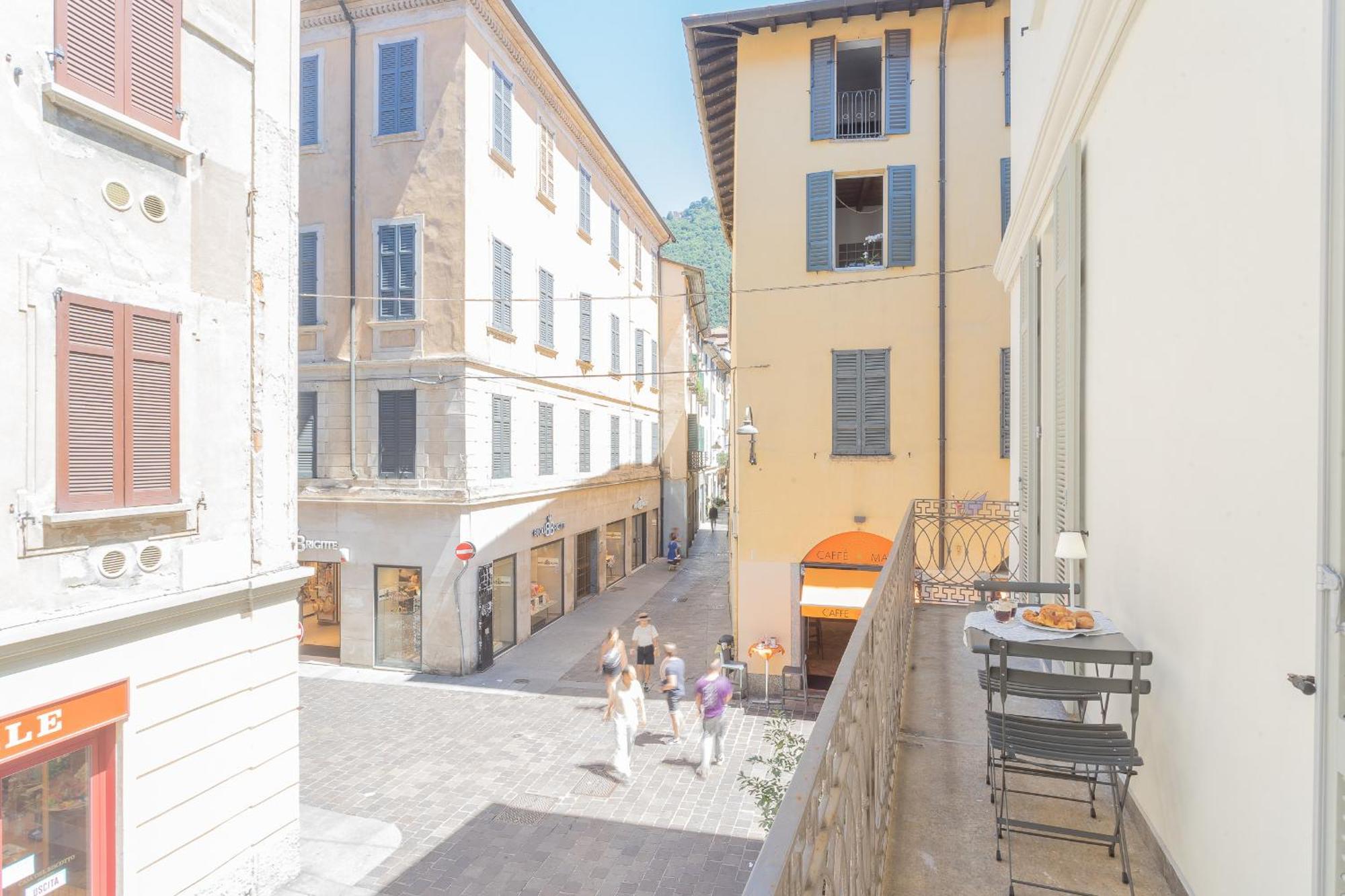 Independence Apartment With Balcony By Rent All Como Exterior foto